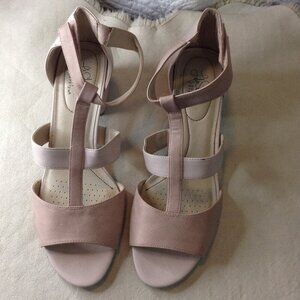 Life Stride Soft System "Riley" 11M, Nude, T-Strap, Faux Leather. Professional
